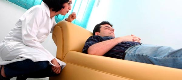 homem deitado em divã em sessão de programação neuro linguistica